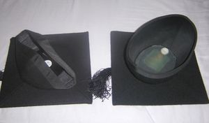 영국 학사모 2개; 왼쪽은 접는 형태, 오른쪽은 뻣뻣한 형태.