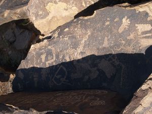 산타클라라강 저수지의 수백 개의 암면 조각, 템피팝 트레일에 있음