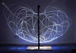 이중 진자 끝에 부착된 LED 램프 궤적의 장시간 노출 사진