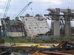 2007년 10월 4일, 사고 열흘 후 껀터 대교 붕괴 후 남은 잔해.