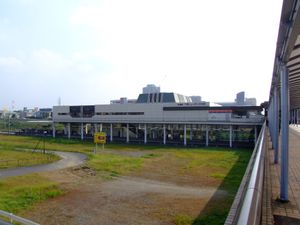 지바 뉴타운 중앙역에 인접해 신칸센역 건설 예정 부지가 남아있다