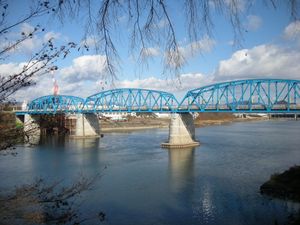 오타의 나룻터 부근에서 오타 다리를 바라본 모습. 중앙 왼쪽 다리 그림자에 일본 라인 뱃놀이의 승선장이 보인다.