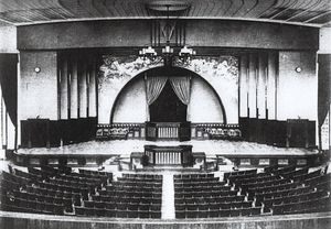 1932년 이전에 촬영된 야스다 강당 내부