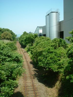 선로를 넘는 소주 공장 파이프라인