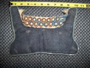 타테-에리(어깨 보호대), 목 부위에 늘어선 키코 판을 보여줌