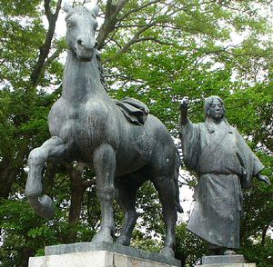 말의 고삐를 당기는 겐쇼인의 조각상