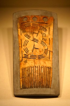 투각 디자인의 상아 빗