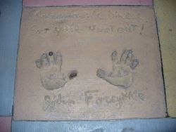 월트 디즈니 월드 디즈니 할리우드 스튜디오 테마파크의 그레이트 무비 라이드 앞에 있는 존 포사이드의 손도장.