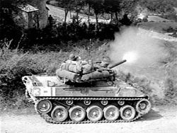 사격 중인 M18 (이탈리아 전선, 초기 생산형으로 주포에 마즐 브레이크 없음)