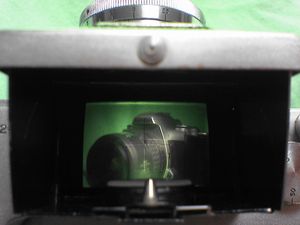 아사히플렉스의 웨이스트 레벨 파인더. 자세히 보면 파인더 상의 카메라 로고가 좌우 반전된 것을 알 수 있다.