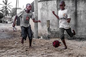 탄자니아에서 즉석 쓰레기로 만든 공으로 노는 아이들