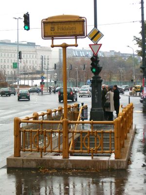 바이치 질린스키 거리 역 출입구