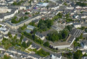 마옌 강 동쪽 강둑에 있는 두아니에-루소 고등학교의 항공 사진