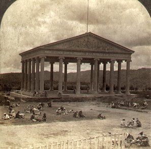 에스트라다 카브레라의 미네르바 신전, 과테말라 시, c. 1905. 아치트레이브에는 마누엘 에스트라다 카브레라 대통령이 학구적인 청소년에게라는 문구가 새겨져 있다.