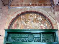 생신녀 성당의 정면 입구