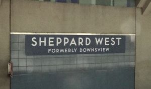 "구 다운스뷰"가 아래에 있는 대문자로 표시된 현재 역 이름