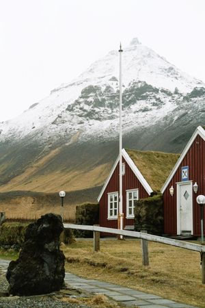 스나이펠스 반도 동쪽 끝의 남쪽 마을, 아르나르스타피 (Arnarstapi)