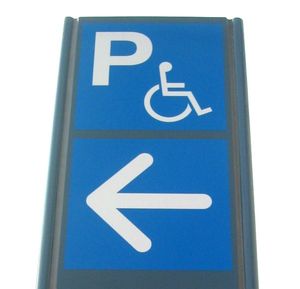 신체 장애자용 주차장의 표지판의 예