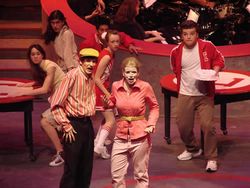 퍼시픽 레퍼토리 극장의 드라마 예술학교 하이스쿨 뮤지컬 1막 피날레.