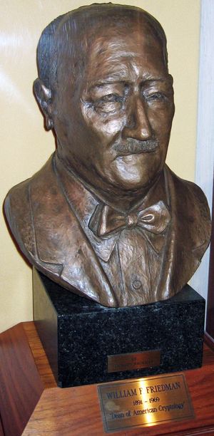 국립 암호 박물관에 전시된 프리드먼의 흉상. 그는 "미국 암호학의 선구자"로 묘사되어 있다.