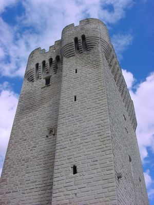 14세기에 건축된 프랑스 몽마주르 수도원의 난간이 있는 돌출 격자를 지지하는 내민 부분.