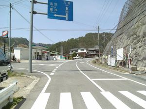 마을사무소 앞의 현도 733호 가와즈 고야선. 왼쪽은 고야 류진 스카이라인으로 이어지는 촌도