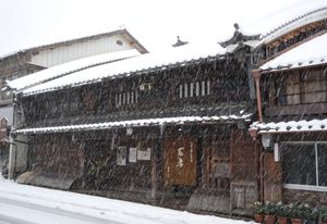 우다쓰 구조의 코사카 가 주택은 에도 시대부터 양조업을 해 온 옛집으로, "무쿠리 지붕"이 그 역사를 전하고 있다.