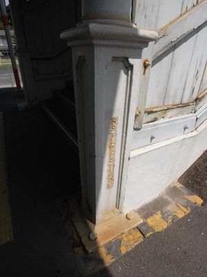 측면에는 "I.G.R. MAKERS KOBE 1890"의 각인이 있다