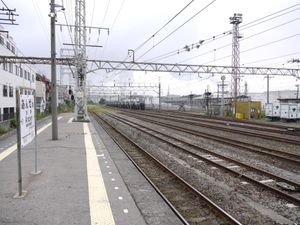 화물 취급·전용선 (홈 옆, 가장 앞쪽은 쓰루미 선 선로) (2009년 8월)