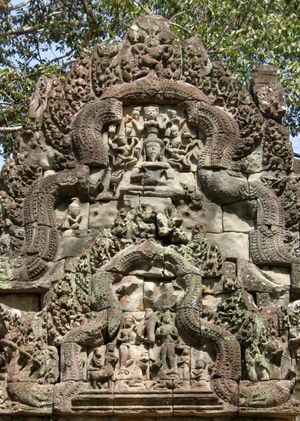 시바가 갠지스를 그의 머리카락 뭉치에서 떨어지는 것을 막고 있는 모습, 톰마논의 상인방