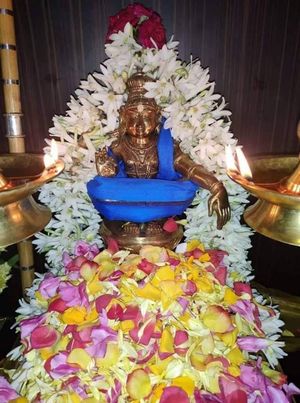 사바리말라 성소에 있는 아이야판 묘사. 두 신의 무릎 주위에 있는 명상 띠 "요가파탐"을 비교해 보세요.