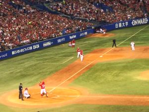 야간 경기에서 타석에 들어선 마쓰야마