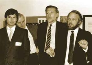 애플 출자 당시 스티브 잡스, 찰스 게스키, 존 워녹 (1982년 12월)