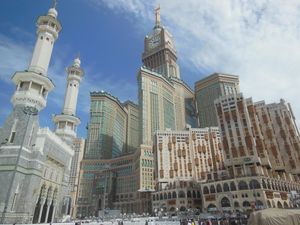 우뚝 솟은 시계탑