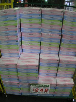 특가 상품으로 할인점 매장에 진열된 각티슈