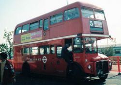 「그린 웨이브 사가미하라 '92」에서 셔틀버스로 사용된 루트마스터. 측면 상부에 비상구를 설치하고 있다