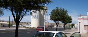 킹먼의 저수탑. "Route 66"과의 관련성을 어필하고 있다.