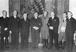 1939년 폴란드 침공 이후 베를린에서 아돌프 히틀러로부터 금색 당 배지를 수여받은 독일계 폴란드인들.