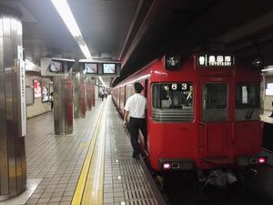 쓰루마이 선 승강장에 정차 중인 메이테쓰 열차