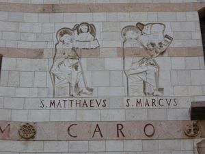 성모 영보 성당 외벽의 성 마태오와 성 마르코