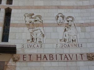 성모 영보 성당 외벽의 성 루카와 성 요한