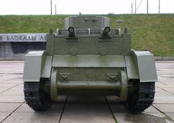 대형 머플러가 철거되어 구멍이 막히고, 그 위의 철망 커버에서 배기관을 낸 개량형