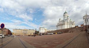 왼쪽에 있는 붉은 건물은 광장의 건축 양식을 깨뜨립니다.