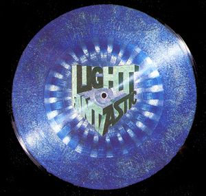 빛의 환상(Light Fantastic)을 위해 제작된 한-오-디스크(Han-O-Disc), 외부에는 금속 조각, 내부에는 듀펙스 공정 인쇄가 적용되었다.