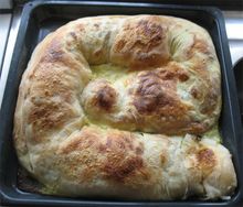 오븐에서 갓 구워져 굴려진 사과 소로 채워진 수제 전통 사과 슈트루델