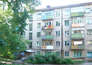 카잔에 있는 전형적인 흐루쇼프카의 정원