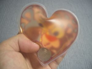 손난로와 봉입된 동전 모양 충격재