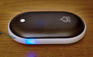 충전식 전기 손난로. USB 포트에 연결하여 배터리를 충전하며, USB를 통해 다른 장치에 전원을 공급할 수도 있다.