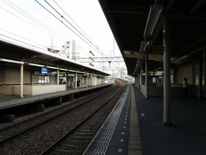 홈 (2번 승강장에서 오사카(우메다) 측)