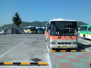 241-1번 노선을 운행하기 위해 대기하고 있는 6318호 차량